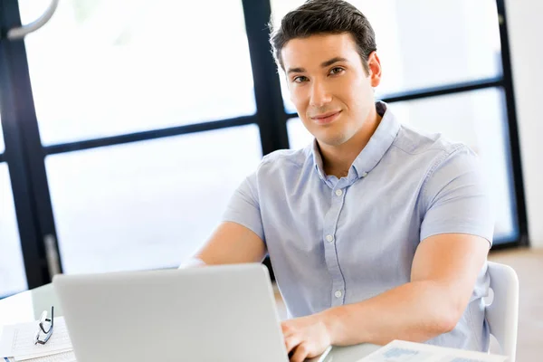 Schöner Geschäftsmann, der am Computer arbeitet — Stockfoto