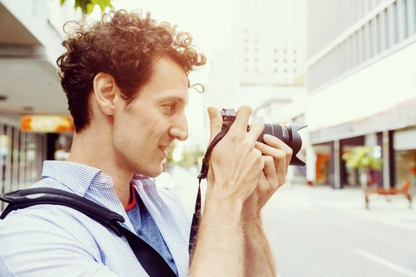 Fotografo maschio che scatta foto — Foto Stock