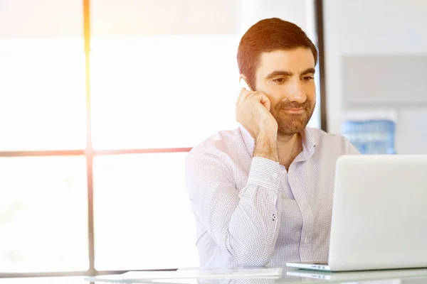 Giovane sicuro di sé in smart casual usura telefono — Foto Stock