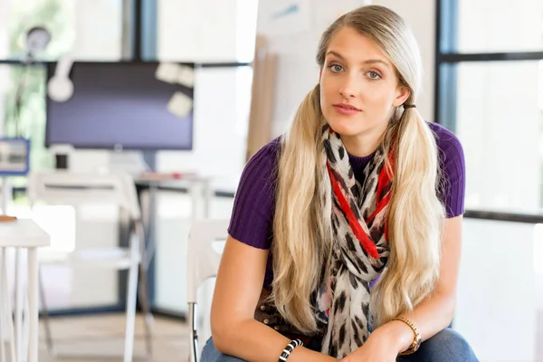 Jonge vrouw in functie — Stockfoto