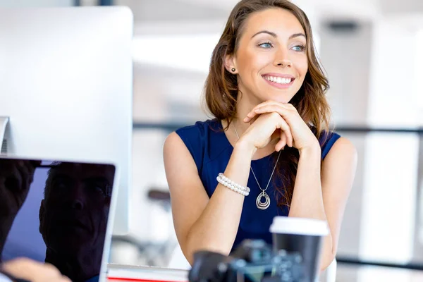 Young businesswoman sitting at desk and working — Stock Photo, Image