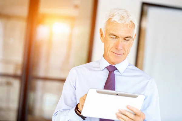 Empresário no escritório usando tablet — Fotografia de Stock