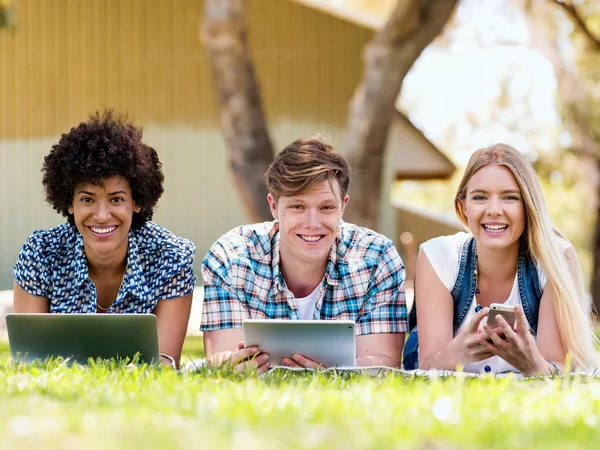 Yaz, internet, eğitim, kampüs ve öğrenci kavramı