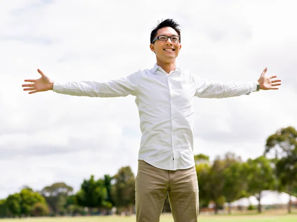 Joven hombre de negocios feliz y exitoso durante su descanso en el parque —  Fotos de Stock