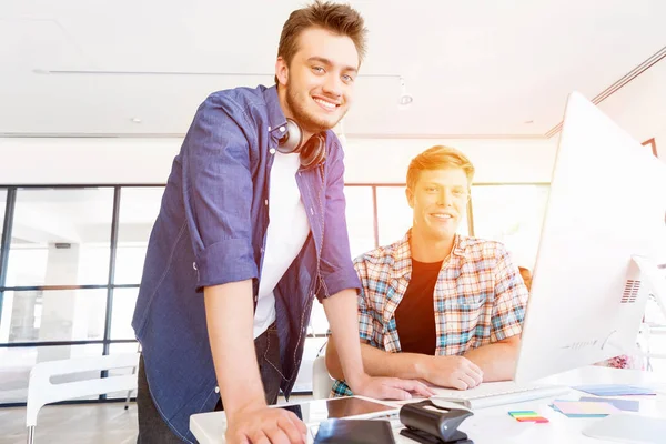 Dos trabajadores de oficina en el escritorio — Foto de Stock