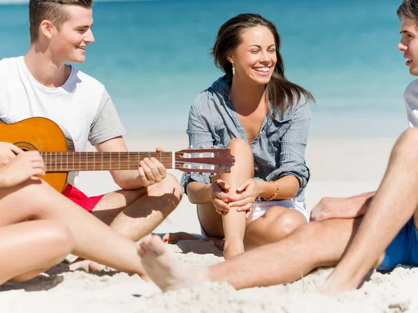 Pięknych młodych ludzi z gitarą na plaży — Zdjęcie stockowe