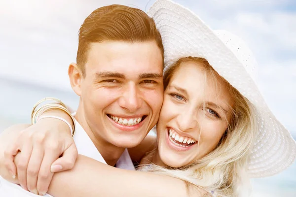 Pareja joven romántica en la playa — Foto de Stock