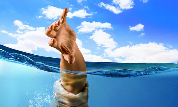 Hand einer Person, die im Wasser ertrinkt — Stockfoto