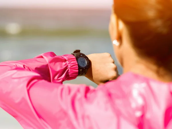 Nő segítségével smartwatch sportruházat — Stock Fotó