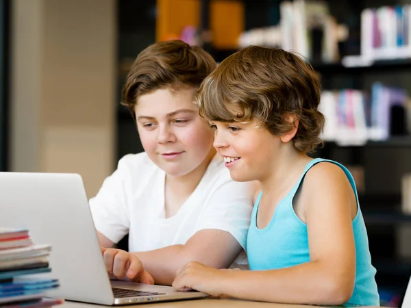 iki çocuk kitaplığı