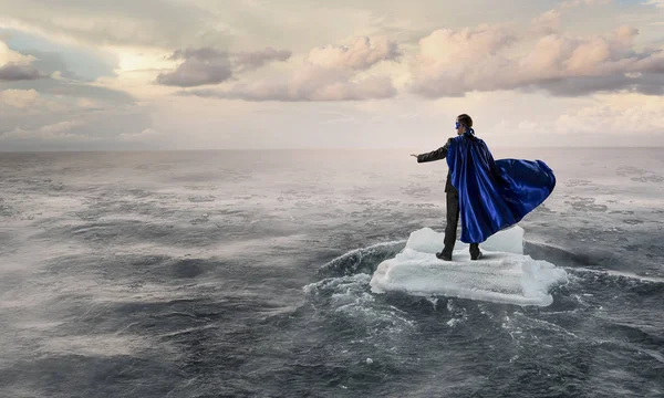 Sörf denizde yüzen buz kütlesi. Karışık teknik