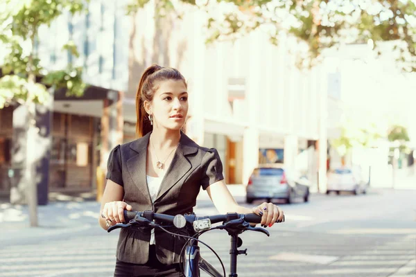 Mujer joven viajando en bicicleta — Foto de Stock