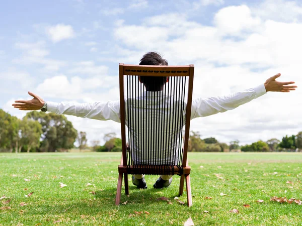 公園で彼の休憩の間にリラックスした青年実業家 — ストック写真