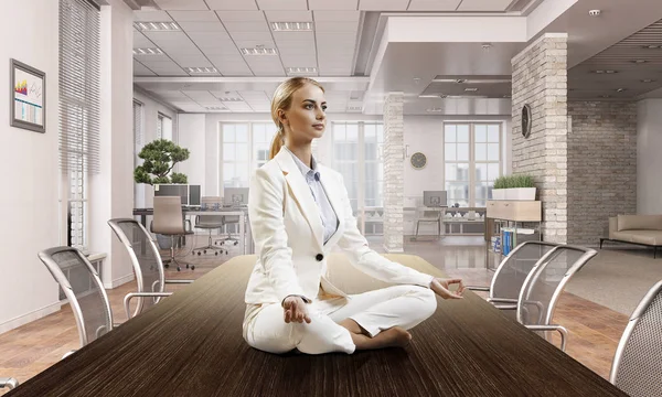 Företag dam mediterar på jobbet. Mixed media — Stockfoto
