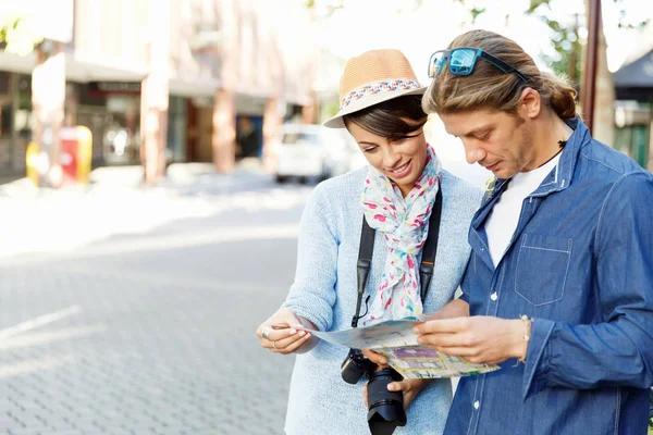 Fille et mec dans les rues d'une ville — Photo