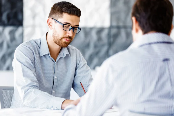 Employé de bureau masculin assis au bureau — Photo