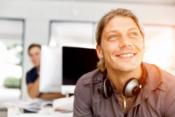 Hombre joven en informal en la oficina — Foto de Stock