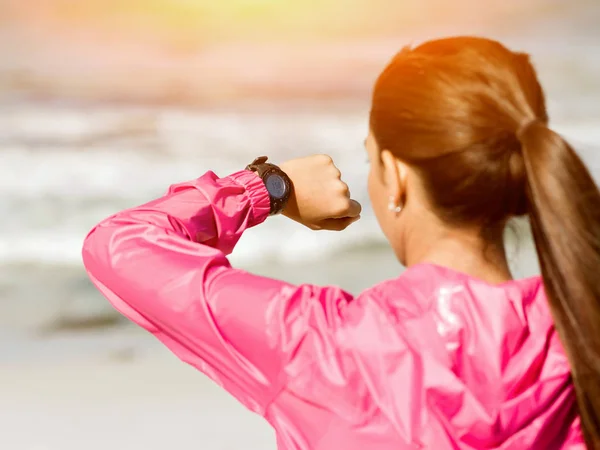Mujer en ropa deportiva usando smartwatch —  Fotos de Stock