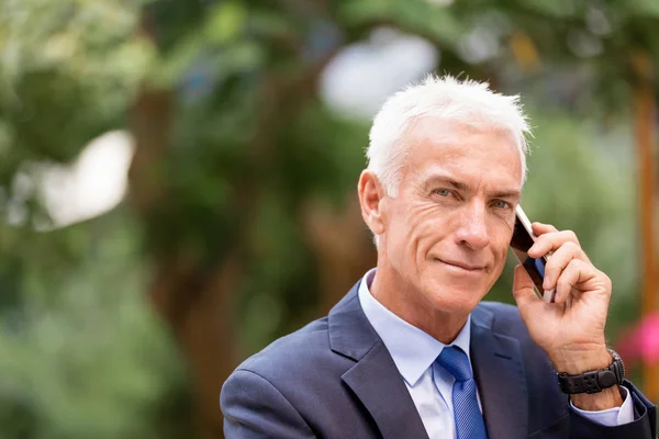 Portret van een zelfverzekerde zakenman buiten — Stockfoto