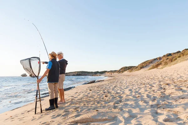 孫と一緒に釣りをする老人 — ストック写真