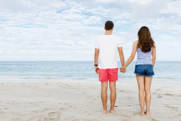 Молодая влюбленная пара на пляже — стоковое фото
