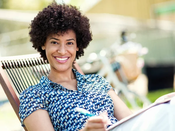 Güzel genç kadın açık havada günlüğüne yazma