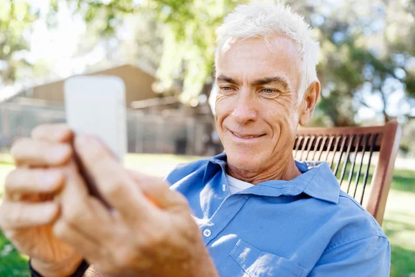 Lomature adam açık havada istimal hareket eden telefon — Stok fotoğraf