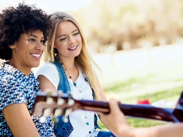 Gruppo di amici felici con chitarra divertirsi all'aperto — Foto Stock