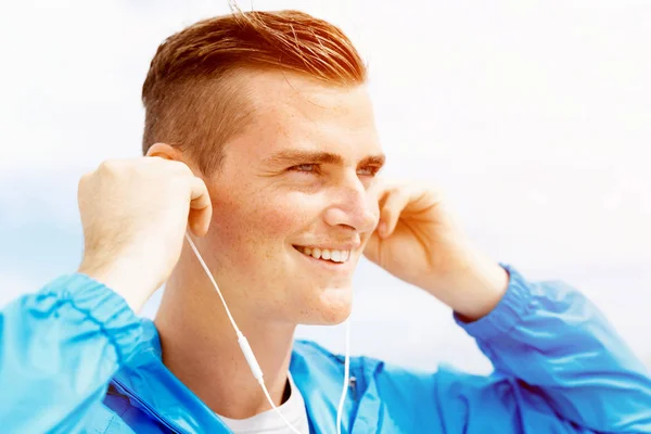 Sports and music. man getting ready for jogging — Stock Photo, Image