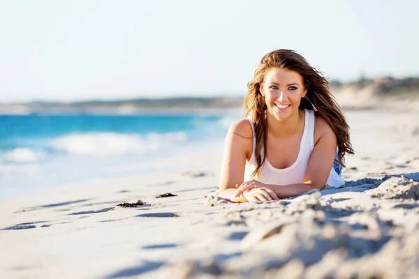 Jonge vrouw ontspannen op het strand — Stockfoto