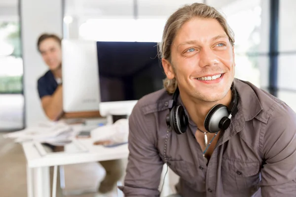 Jovem no escritório casual — Fotografia de Stock