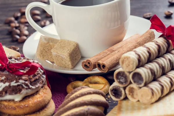 Biscoitos e café na mesa — Fotografia de Stock