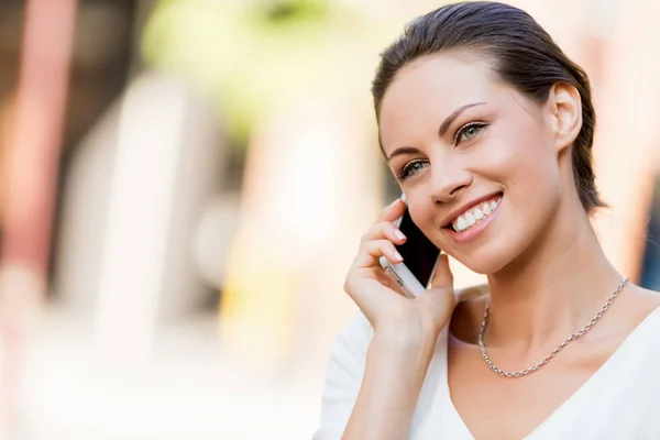 Retrato de mujer de negocios sonriendo al aire libre — Foto de Stock