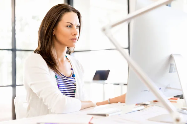 Porträtt av affärskvinna som arbetar på dator i office — Stockfoto