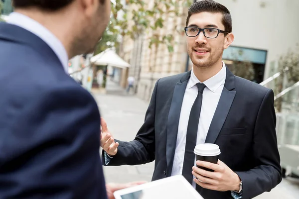 Two businessmen talking outdoors — Stock Photo, Image