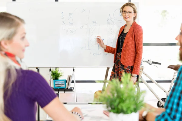 Casual zakenvrouw geven van een presentatie in het kantoor — Stockfoto