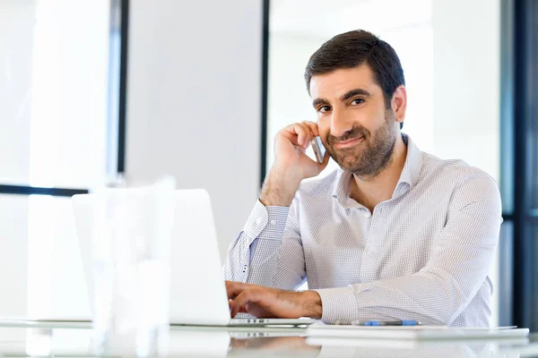 Zelfverzekerde jonge man in slimme vrijetijdskleding bedrijf telefoon — Stockfoto