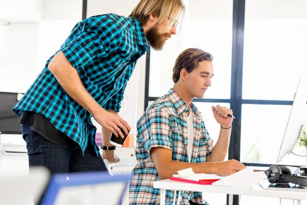 Dos trabajadores de oficina en el escritorio — Foto de Stock