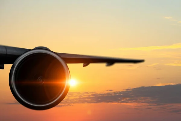 Silueta de avión en el cielo. Medios mixtos —  Fotos de Stock