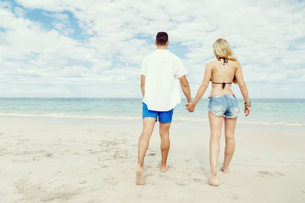 Pareja joven romántica en la playa — Foto de Stock