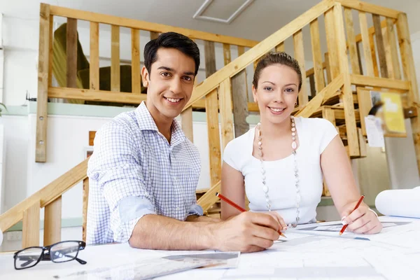 Dos jóvenes arquitectos en el cargo — Foto de Stock