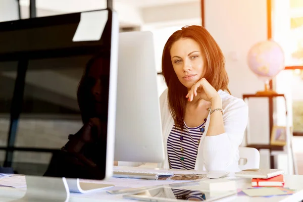 Zufriedener Unternehmer oder Freiberufler im Büro oder zu Hause — Stockfoto