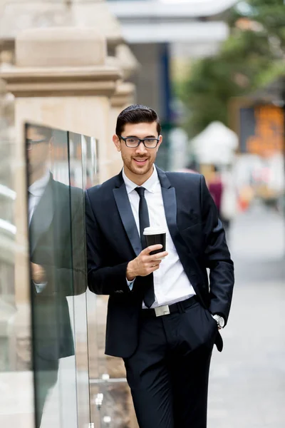 Portret przystojnego biznesmena outdoor — Zdjęcie stockowe