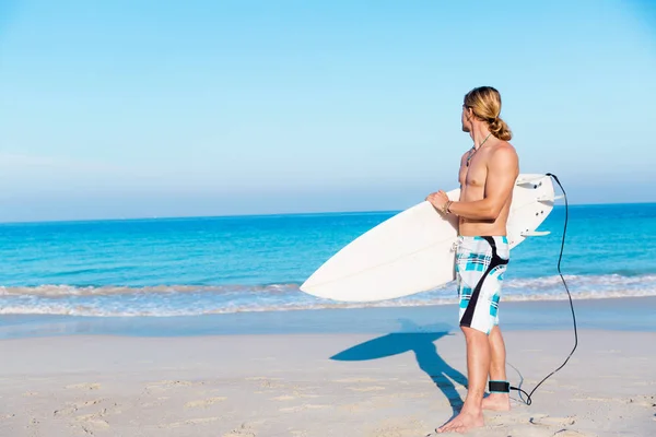 Pronti a colpire le onde — Foto Stock