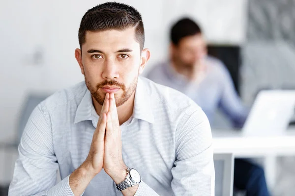 Attrayant employé de bureau assis au bureau — Photo