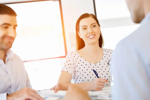 Gruppo di giovani imprenditori felici in un incontro — Foto Stock