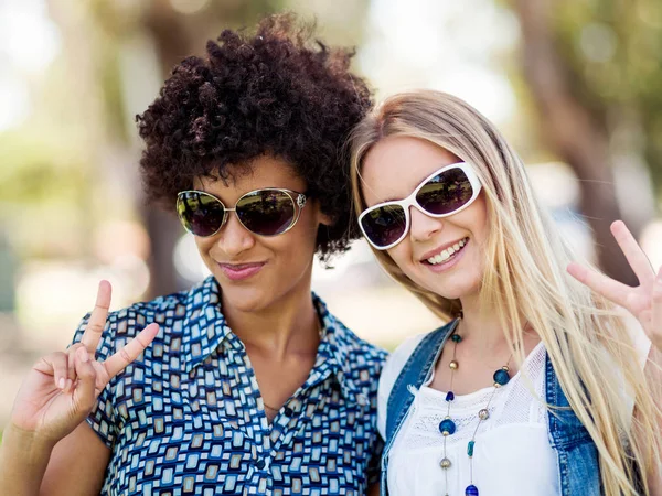 İki kadın arkadaş Park