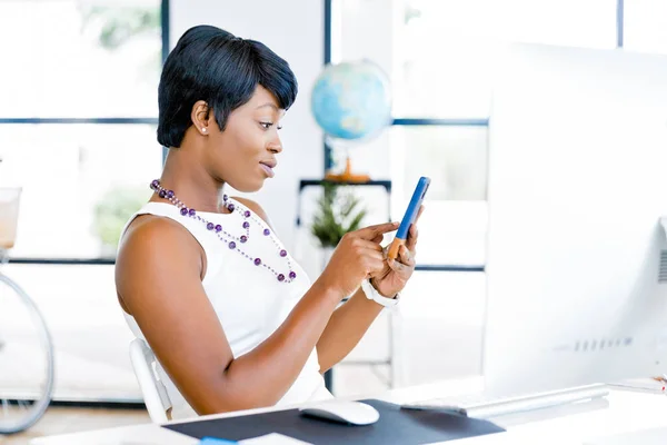 Portrait of smiling business woman with mobile — Stock Photo, Image