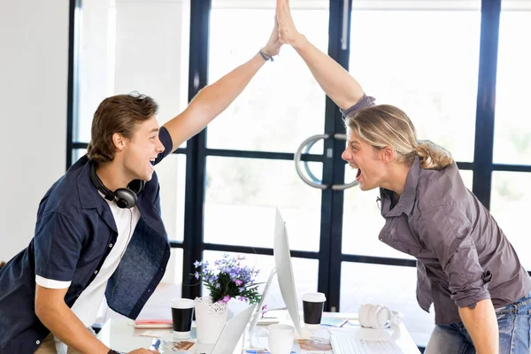 Zwei Jungunternehmer im Amt feiern Erfolg — Stockfoto