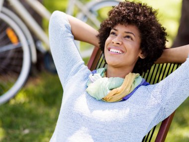 Yaz parkta oturan güzel kadın